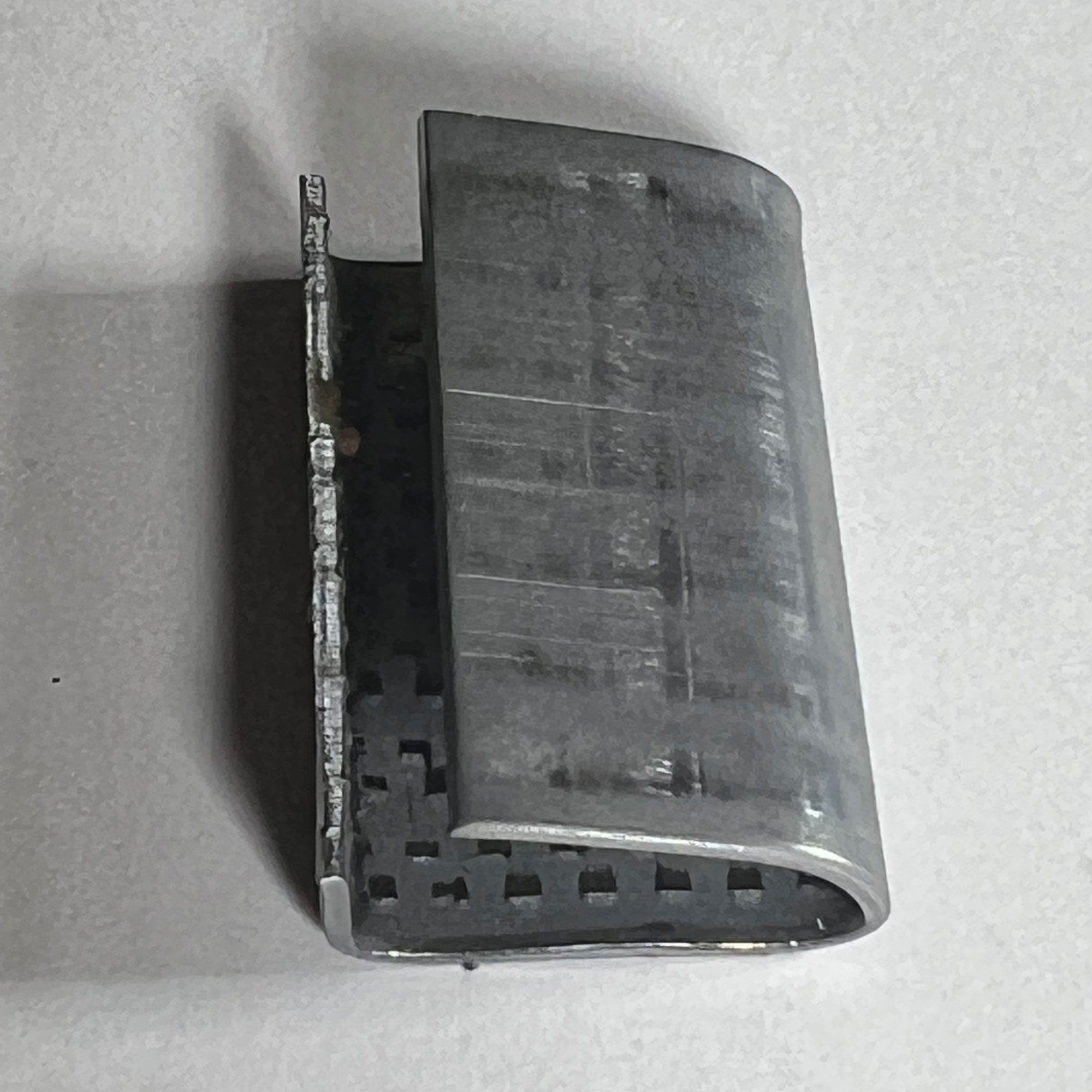 For manufacturers demanding peak cargo stability and security, the 5/8" Polyester Gripper Seal is your reliable partner. This heavy-duty seal is specifically designed for use with high-strength PET strapping to create maximum joint efficiency.